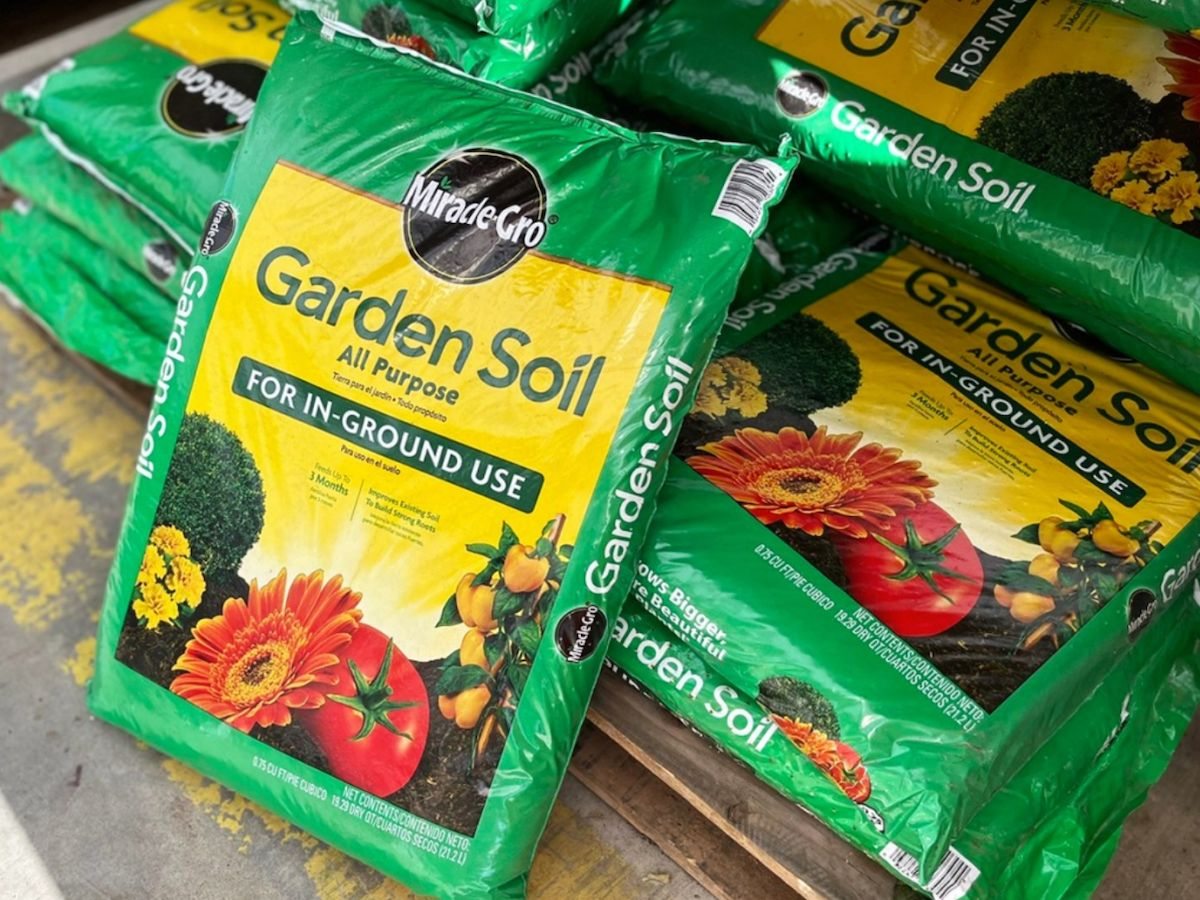 miracle gro garden soil bags at lowes