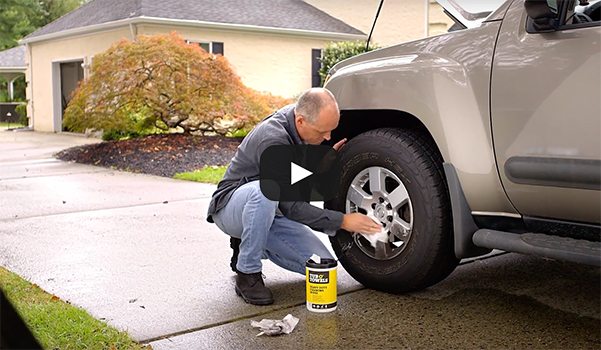 Video link with man wiping tires with Tub O' Towels product