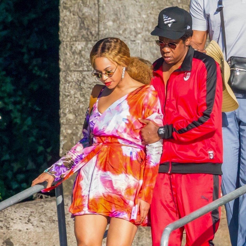 Beyoncé in a honeyed ponytail with Jay-Z.