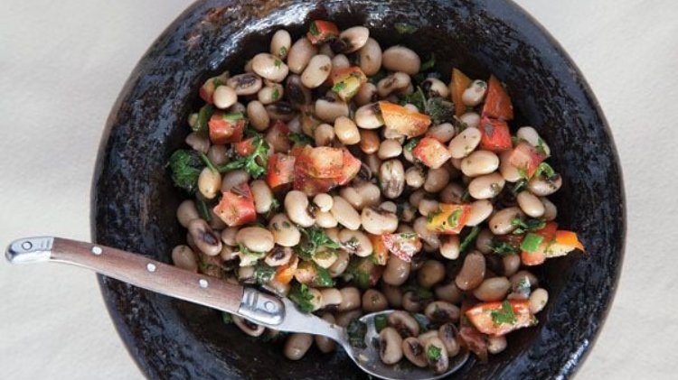 Saladu Ñebbe (Black-Eyed Pea Salad)