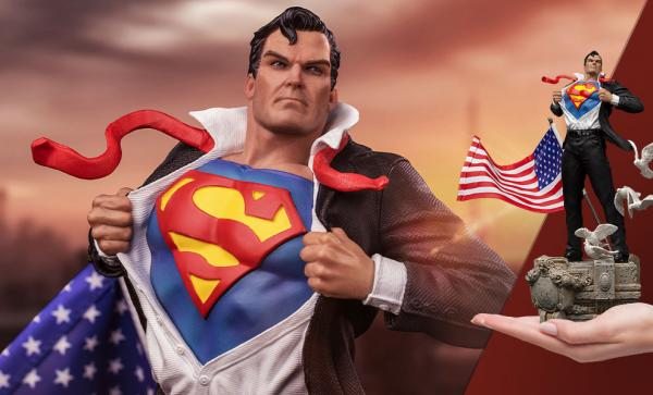 Clark Kent Deluxe 1:10 Scale Statue by Iron Studios
