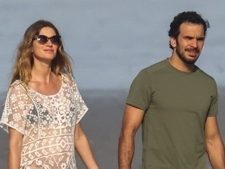 Santa Tereza, COSTA RICA - PREMIUM-EXCLUSIVE WEB EMBARGO UNTIL DEC. 3rd, 2024 @ 2:25 pm ET Pregnant Gisele Bündchen and soon to be new dad Joaquim Valente walked hand-in-hand along a quiet beach in Costa Rica. Gisele, showing her baby bump and glow, smiled happily as they strolled by the ocean. They stopped to kiss, enjoying the peaceful moment together.Shot on 11/28/24Pictured: Gisele Bündchen and Joaquim ValenteBACKGRID USA 3 DECEMBER 2024 USA: +1 310 798 9111 / usasales@backgrid.comUK: +44 208 344 2007 / uksales@backgrid.comUK Clients - Pictures Containing ChildrenPlease Pixelate Face Prior To Publication