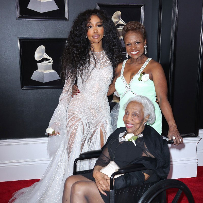 SZA, her mother, and her grandmother at the 2018 Grammy Awards red carpet