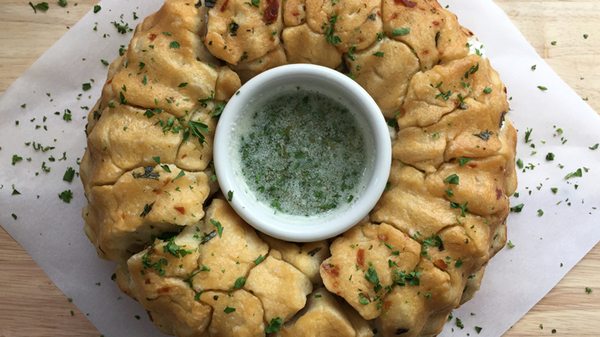 Cheesy Garlic Pull-Apart Bread Belongs on Your Dinner Table