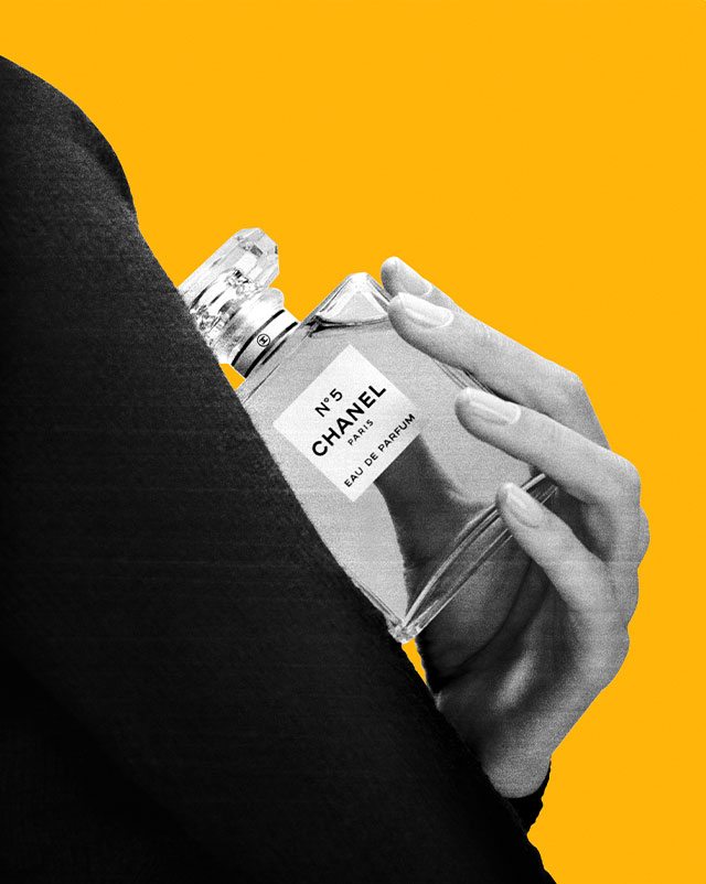 Hand holding a bottle of N°5 Eau de Parfum Spray