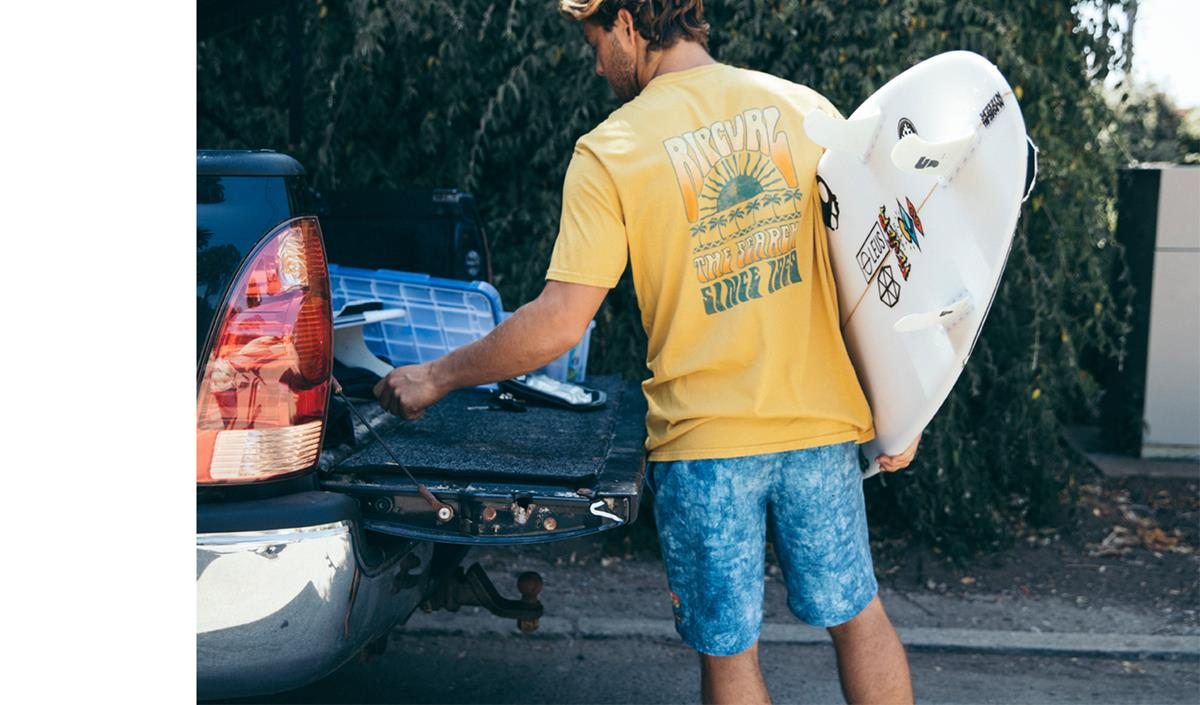 CONNER COFFIN IN THE KISS THE SKY TEE