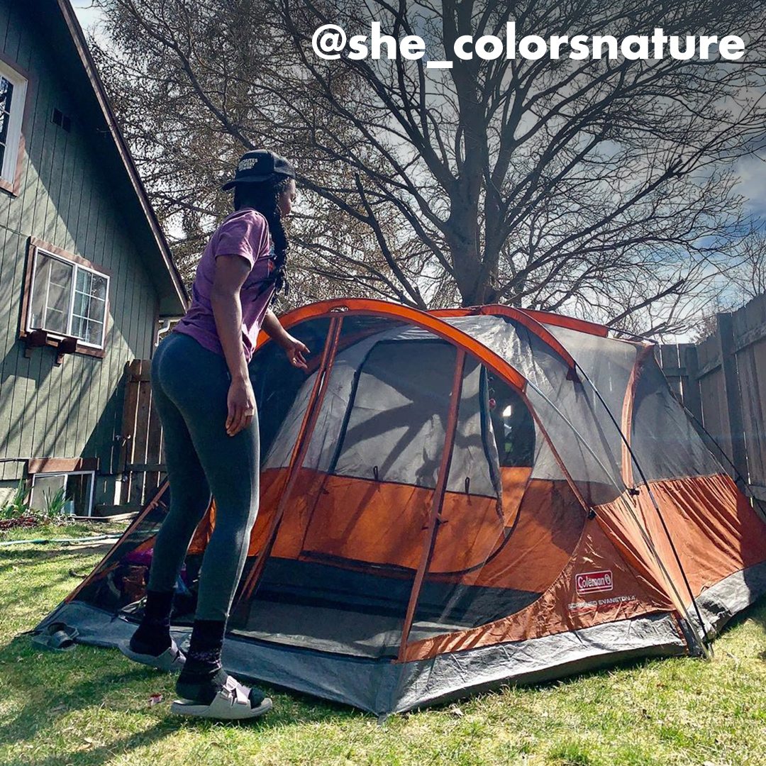 Sandals model setting up a tent in a yard with a fence, social tag: @she_colorsnature