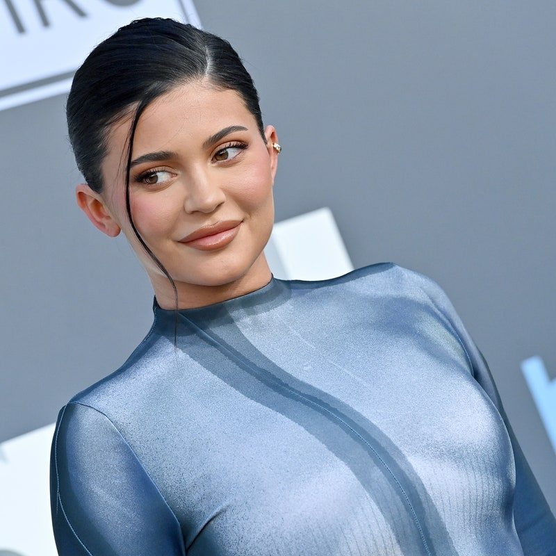 Kylie Jenner wears bleached brows using concealer hack 
