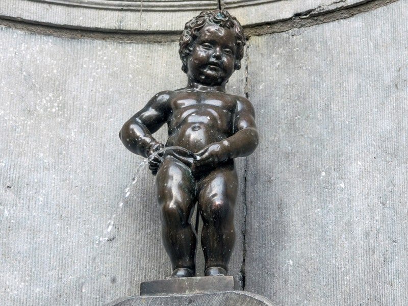 Statue of a small boy peeing.