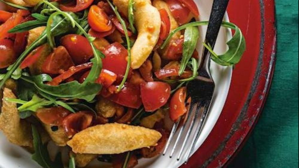 Angioletti Fritti con Rucola e Pomodori