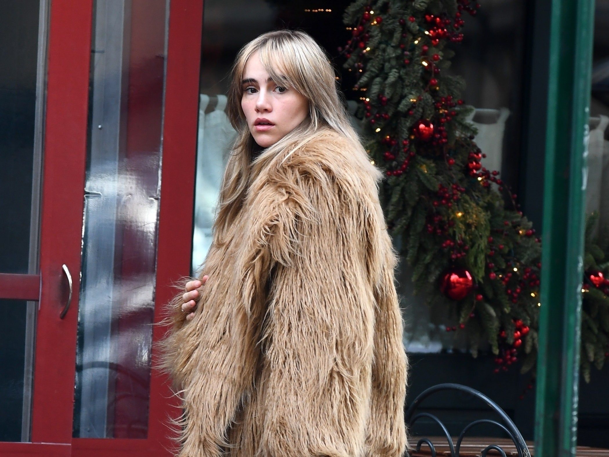 Suki Waterhouse Is the ’70s Glam Rock <br> Poster Child