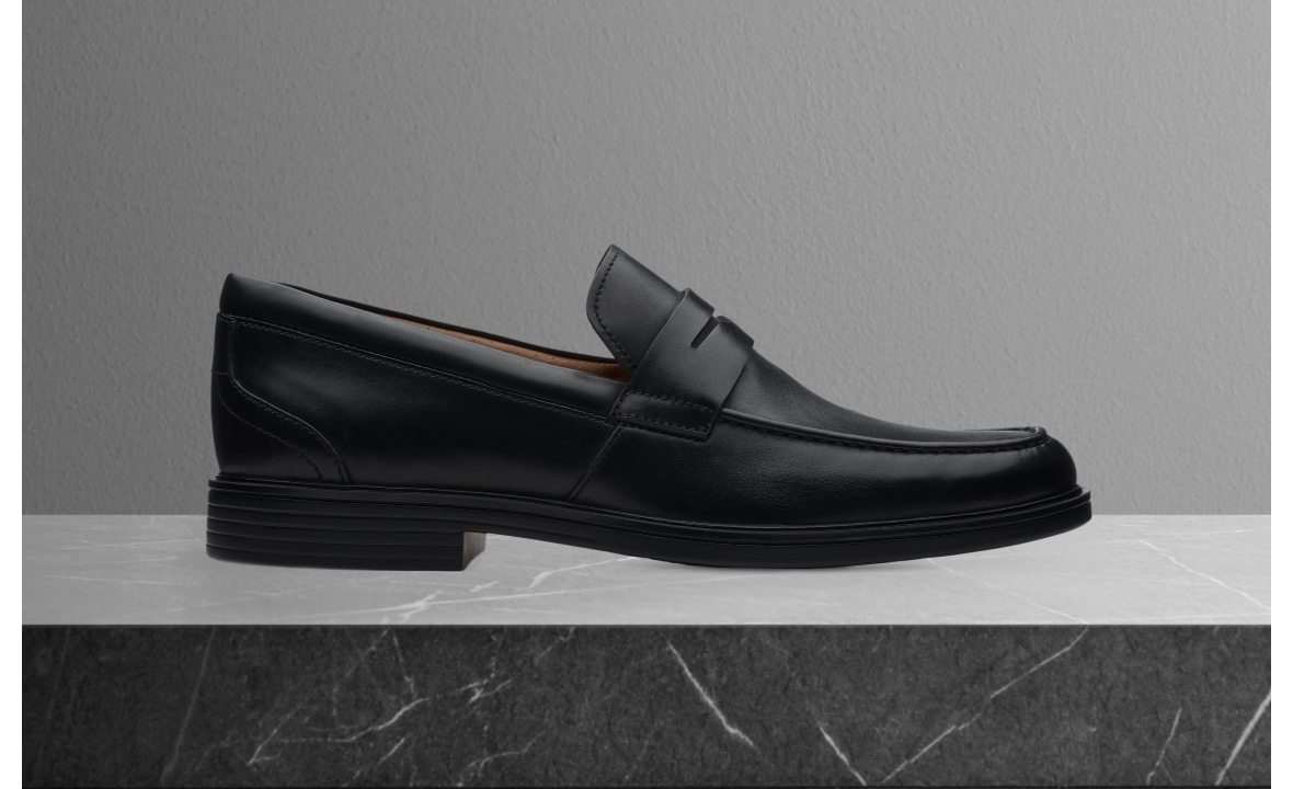 links to product page of Un Aldric Step black leather