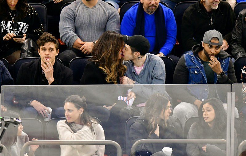 kate beckinsale and pete davidson making out at a hockey game