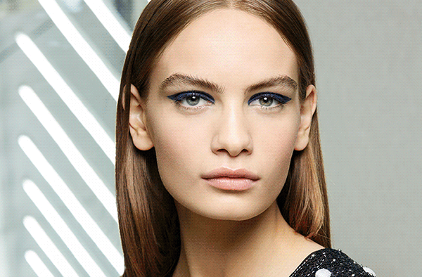 FROM THE SHOW TO YOUR HOME. Go behind the scenes of the Cruise Collection 2018/19 CHANEL show to discover this season's makeup look. Make it yours and recreate it at home.