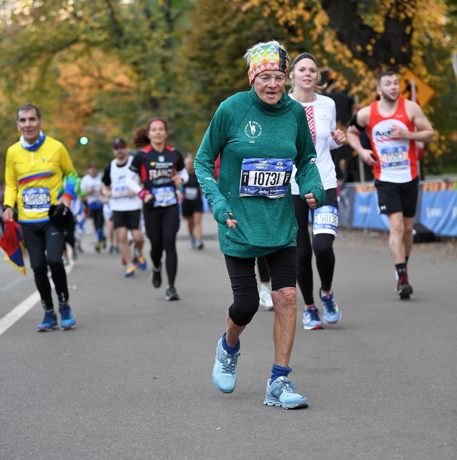 Oldest running. Марафон бег. Marathon Spartan Runner. Марафон болотный. Марафон безграничный.