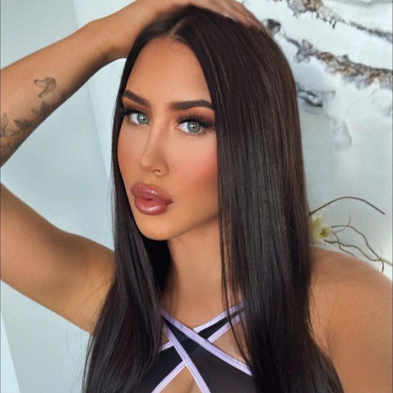 Maralee Nichols poses for an Instagram selfie