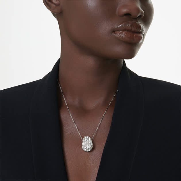 Model wearing Sublima pendant