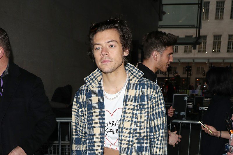 Image may contain: Harry Styles, Human, Person, Footwear, Clothing, Shoe, Apparel, Fashion, Shirt, Premiere, Coat, and Suit
